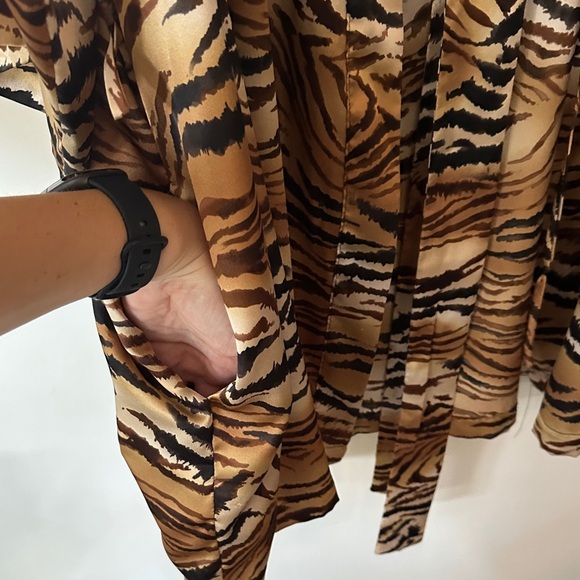 VICTORIA’S SECRET | Animal Print Robe Kimono - Picture 8 of 14